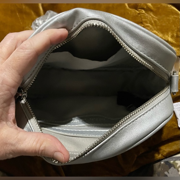 Badgley Mischka Silver Quilted Crossbody Camera Bag NWT - Picture 4 of 8